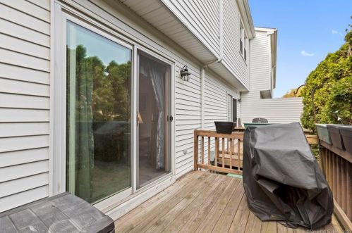 23 Commodore Cmns, Derby CT 06418-2149 exterior