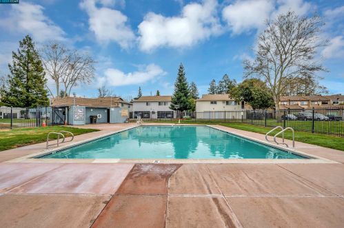 1398 Del Rio Cir, Concord CA  94518-4060 exterior