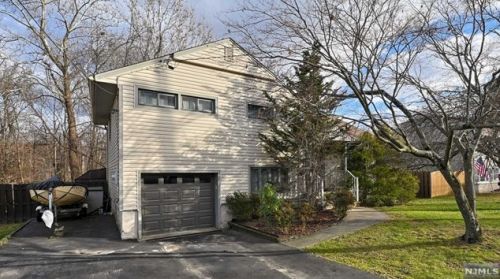 23 Devine Dr, Mahwah, NJ 07430-1230