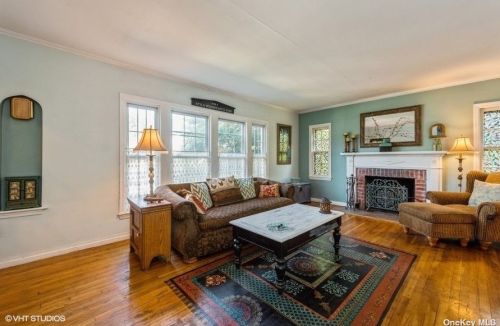 22 Damson Ln, Valley Stream, NY 11581-1737