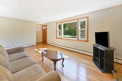 25 Buchanan Rd, Enfield CT 06082-5330 exterior