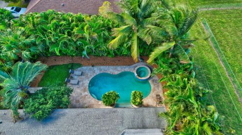 52 Lk Eden Dr, Boynton Beach FL 33435-8666 exterior