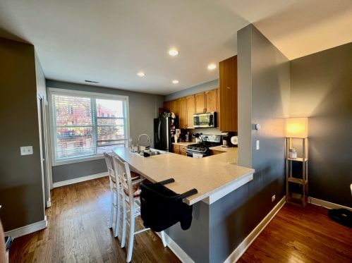 2903 Claremont Ave, Chicago IL  60618-6249 exterior