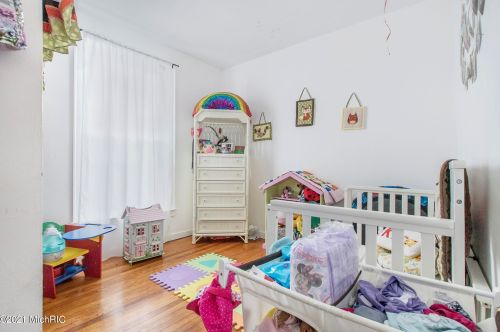 1302 Wealthy St, Grand Rapids MI 49506-2562 exterior