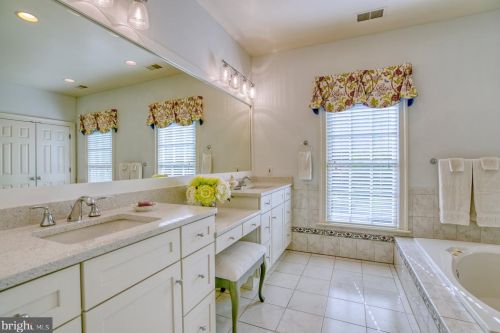 1613 Maddux Ln, Mc Lean VA 22101-3200 exterior