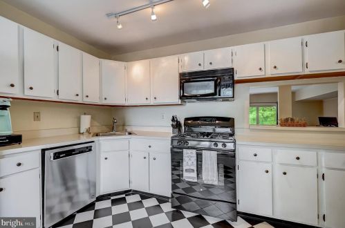 15 Pagoda Ct, Trenton NJ 08648-4830 exterior