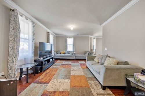 571 Kipp St, Teaneck NJ 07666-1648 exterior