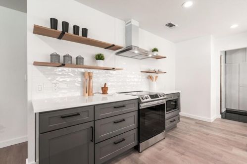 8902 Balcones Clb Dr, Austin TX 78750-3008 exterior