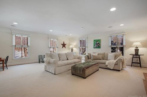 97 Whipstick Rd, Wilton CT 06897-1232 exterior