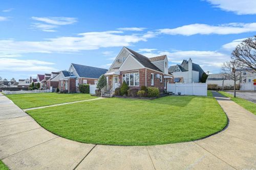 30 Miller Pl, Valley Stream, NY 11580-2519