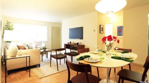 71 Muncie Rd, Babylon NY  11704-8220 exterior