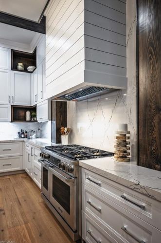 691 Annemore Ln, Naples FL 34108-7520 exterior