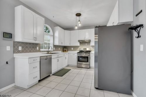 26 Francis Dr, Bridgewater NJ  08807-5714 exterior