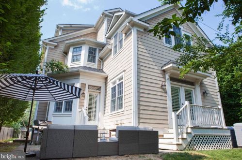 25 Masonic Vw Ave, Alexandria VA 22301-2203 exterior