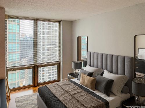 2 Erie St, Chicago IL  60611-2724 exterior