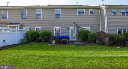 152 Merlin Dr, Hummelstown PA  17036-8841 exterior