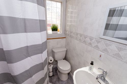 8 Foxglove Ter, Concord NH 03303-3419 exterior