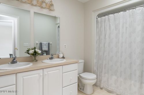 7408 Dunross Dr, Kalamazoo MI 49024-7412 exterior