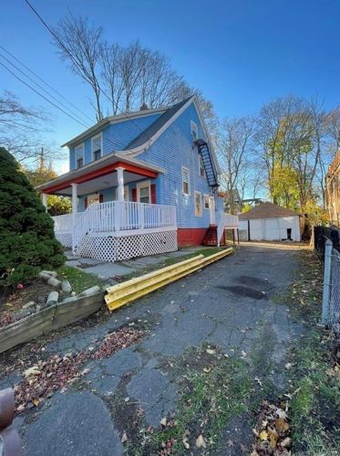 14 Center St, Meriden, CT 06450-5611