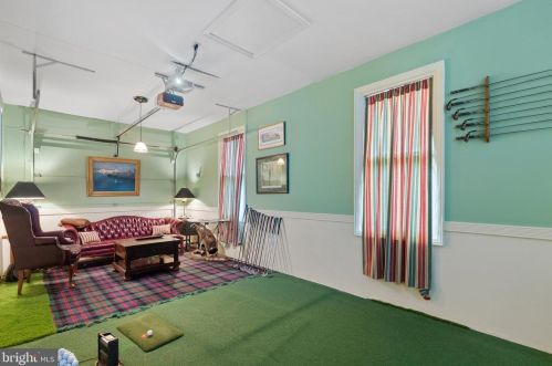 8751 Brook Rd, Mc Lean VA  22102-1507 exterior