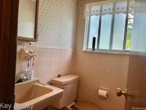 5975 Hubbell St, Dearborn Heights MI 48127-2445 exterior