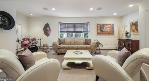 868 Broadmoor Rd, Huntingdon Valley PA 19006-2803 exterior