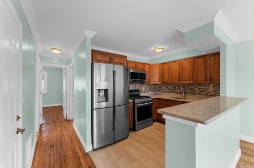 256 Robinson Ave, Bronx NY 10465-3139 exterior