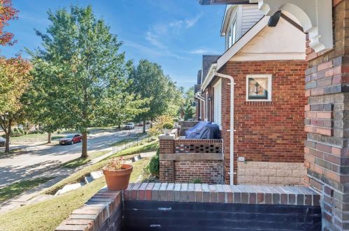 1129 Moorlands Dr, Saint Louis MO 63117-1527 exterior