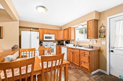 3027 Hutchinson Rd, Duluth MN 55811-2830 exterior