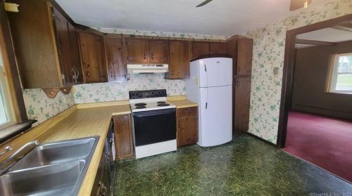 35 Ganny Ter, Enfield CT 06082-3044 exterior