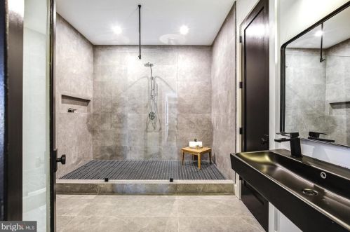 6160 Hardy Dr, Mc Lean VA 22101-3112 exterior