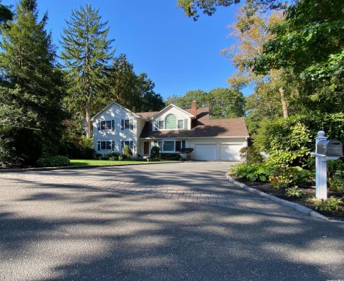 47 Bennett Ave, Huntington Station, NY 11746-2835