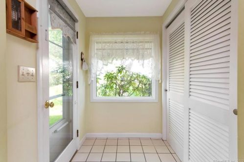 4 Chester St, Norwalk, CT 06850-2537