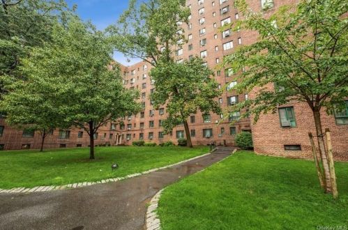 1605 Metropolitan Ave, Bronx NY 10462-6202 exterior