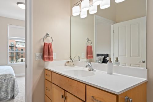 1915 Water St, Milwaukee WI  53202-1577 exterior