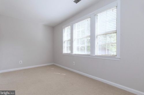 521 Bashford Ln, Alexandria, VA 22314-1134