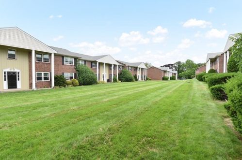 70 Carroll Ave, Middletown RI 02840-6441 exterior