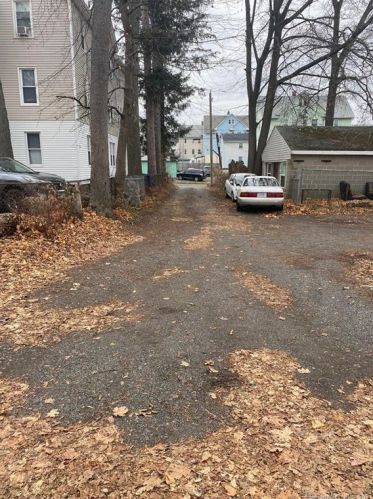 48 Shuttle Meadow Ave, New Britain CT  06051-3308 exterior