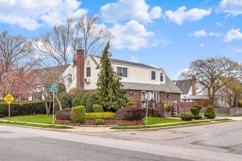 80 Idell Rd, Valley Stream, NY 11580-1933