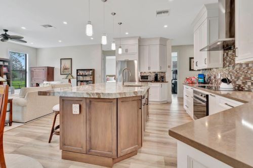 870 8 St, Naples FL 34120-0411 exterior