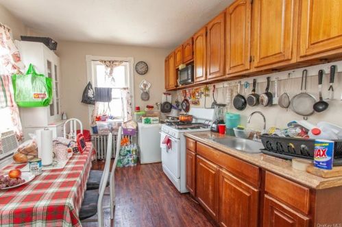 912 Orch St, Peekskill NY 10566-2728 exterior