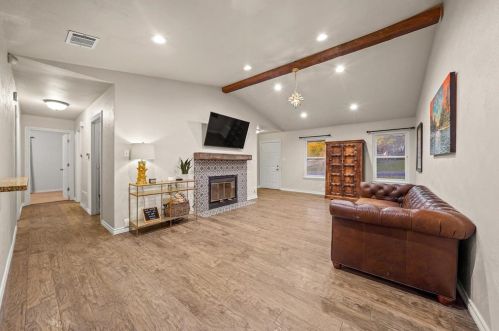 8408 Dixon Dr, Austin TX 78745-7515 exterior