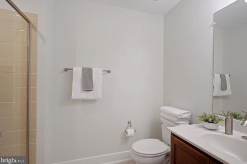 724 Diamond Ave, Alexandria VA 22301-1748 exterior