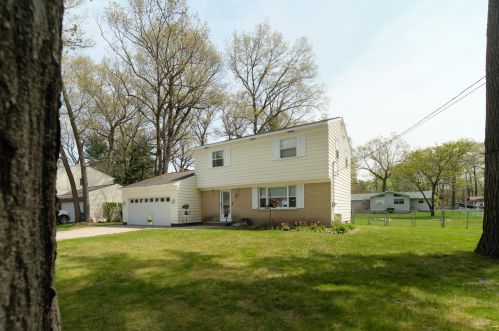 936 Mancelona Dr, Meskegon, MI 49445-1955