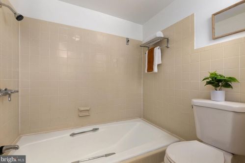 13763 Travilah Rd, Rockville MD 20850-3532 exterior