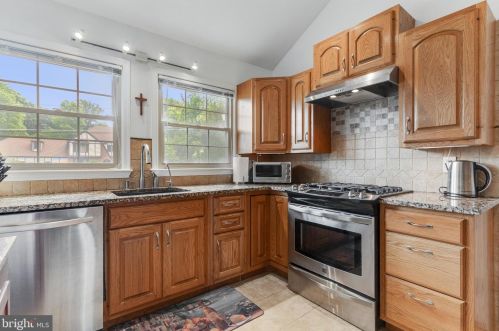 9208 Frst Hvn Dr, Alexandria VA 22309-3216 exterior