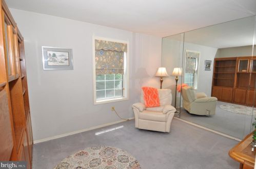 5 Meadowwood Ct, Columbus NJ 08022-1026 exterior