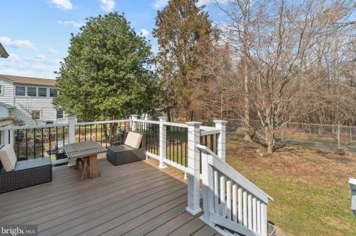 5608 Helmsdale Ln, Alexandria VA 22315-4137 exterior