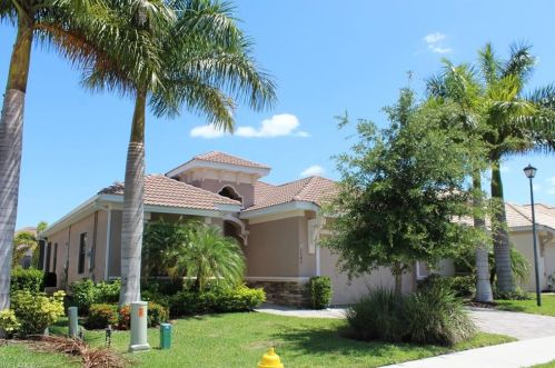 1585 Serrano Cir, Naples, FL 34105-4955