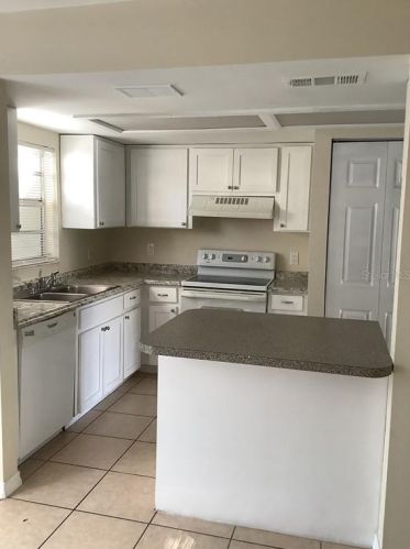 5171 Tennis Ct Cir, Tampa FL 33617-4720 exterior